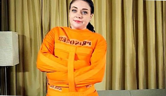 Большие Сиськи: Прелестница Amandine в образе сексуальной снегурки приближает Новый Год и Рождество, скидывая с себя всю свою лишнюю одежду, порно видео
