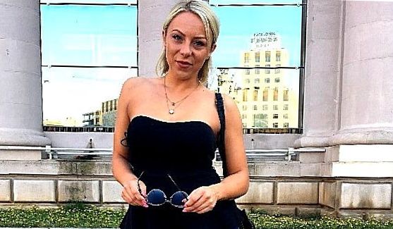 Парень очень нежно трахает брюнетку на красивом диване, порно видео