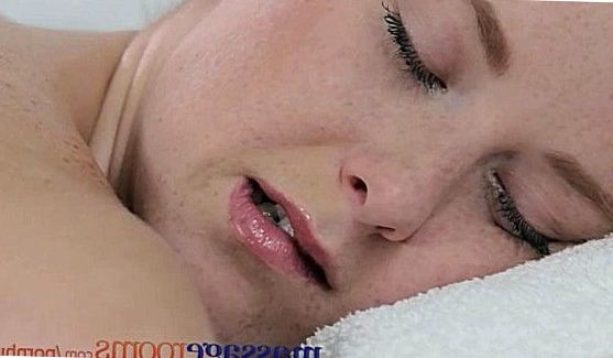 Молодые 18+: Два члена одновременно входят в тугую дырочку молодой шлюхи, от чего она громко стонет и бурно кончает, порно видео