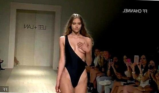 зрелых трахают страпоном, порно видео